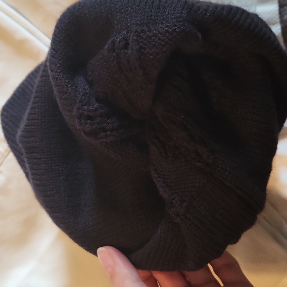 Beanie hat for ponytail - Picture 3 of 4